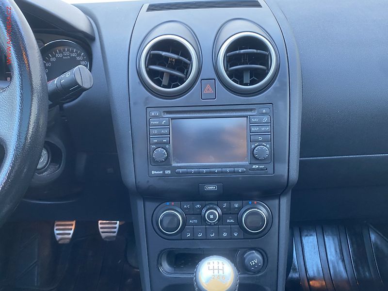 Nissan Qashqai (2012) 1.6dCi 4x4, 2.maj,ČR, AC, TZ - fotka 12 z 19