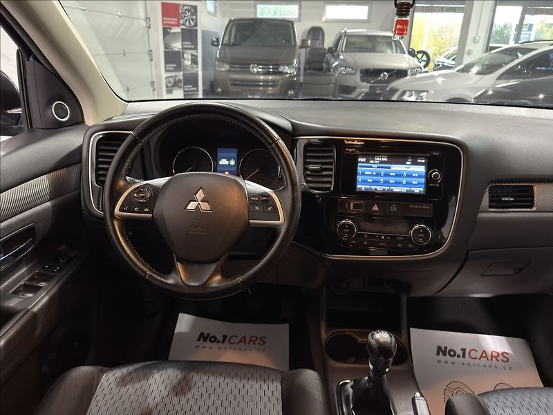 Mitsubishi Outlander 2,3   DI-D 4X4 7MÍST SPORT TZ - fotka 21 z 39