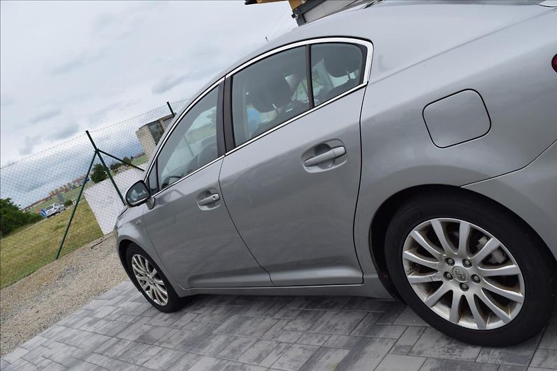 Toyota Avensis 2,2 D-CAT 130KW NOVÉ V CZ - fotka 11 z 43