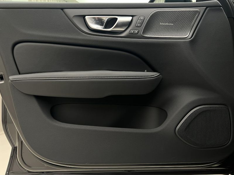 Volvo V60 B4 DARK PLUS AUT - fotka 7 z 45