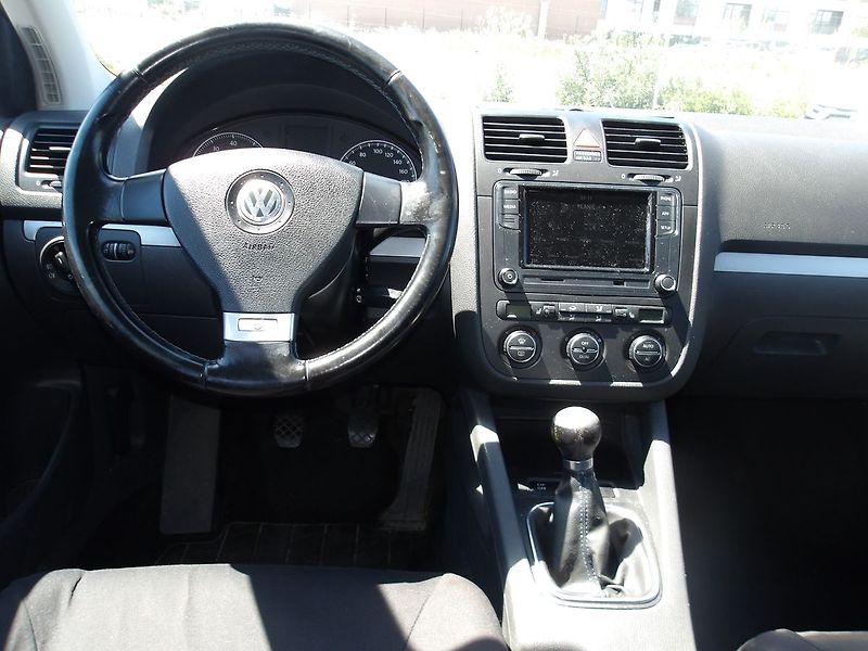 Volkswagen Golf 1,4i 16V KLIMA,VÝHŘEVY,ŠÍBR ! - fotka 8 z 26