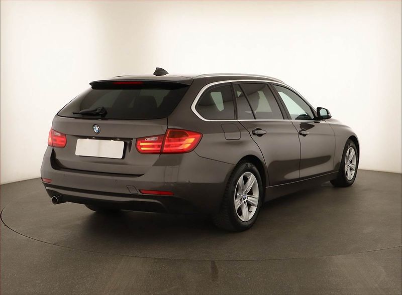 BMW Řada 3 (2014) 318 d, Navi, Xenony, Tempomat - fotka 5 z 14