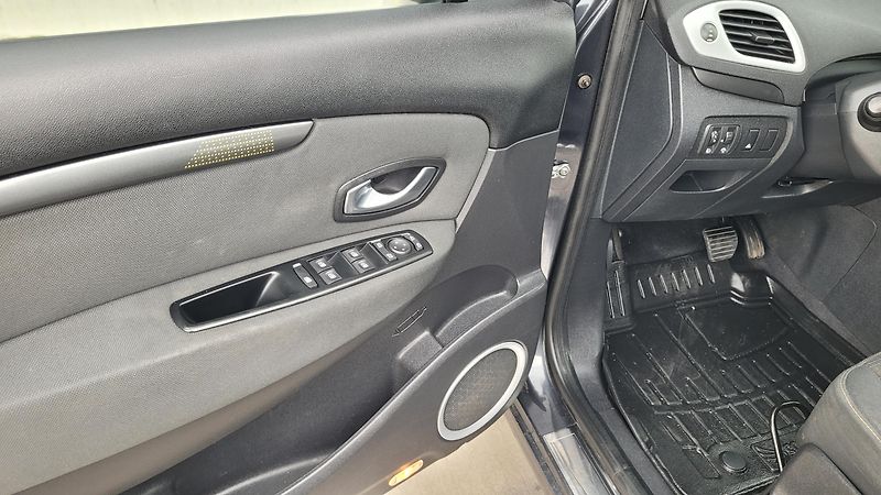 Renault Scénic 2,0i 103 KW AUTOMAT - fotka 16 z 19