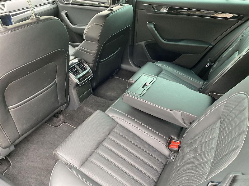Škoda Superb (2023) Combi 2.0 TDI DSG L&K - fotka 7 z 35