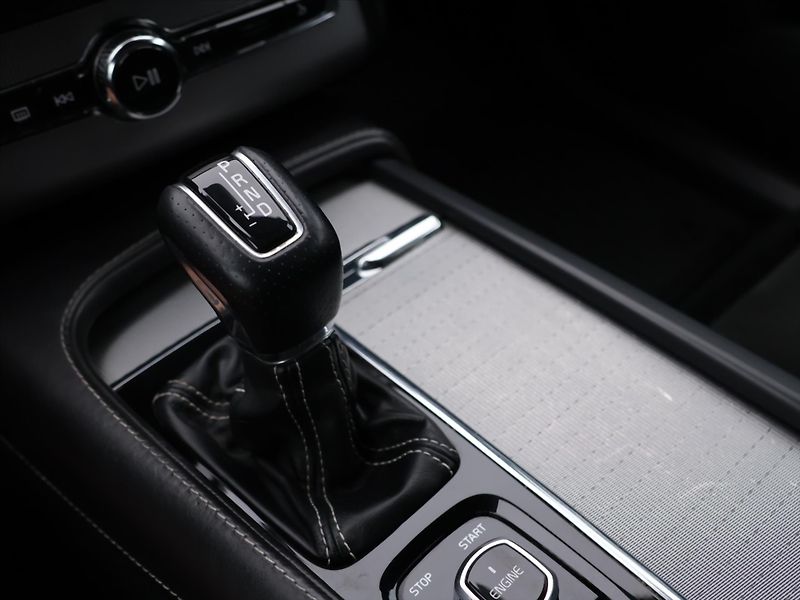 Volvo XC90 2,0 D5 165kW AWD Aut. R-Design - fotka 30 z 39