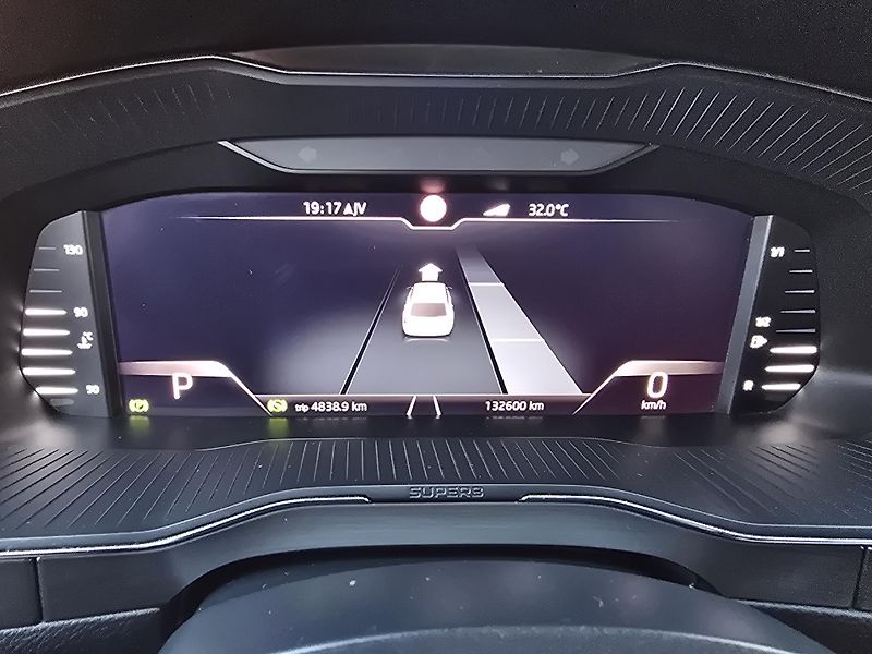 Škoda Superb 2,0 TDI DSG STYLE VIRTUAL NAVI - fotka 20 z 51