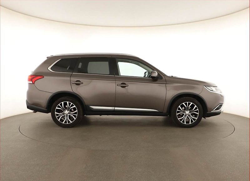 Mitsubishi Outlander (2016) 2.2 DI-D, 4X4, Automat - fotka 6 z 18