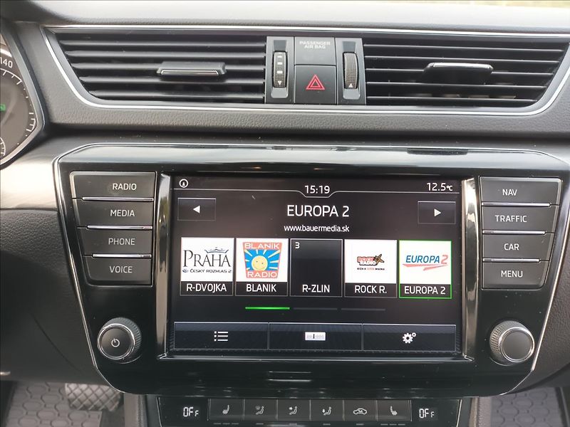 Škoda Superb 2,0 TDI,110KW,NAVI,VÝHŘEV, - fotka 30 z 41