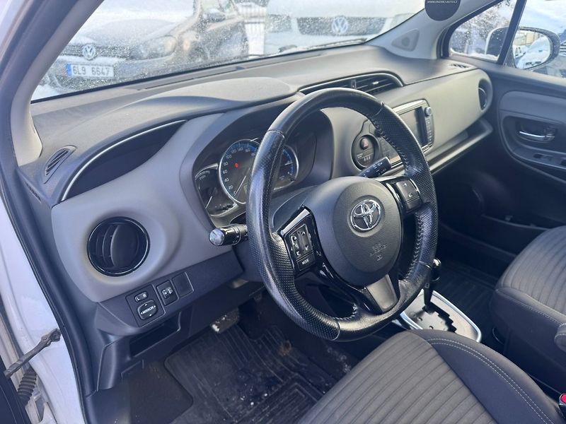 Toyota Yaris (2016) HYBRID 1,5 54 KW STK AUTOMAT - fotka 12 z 38