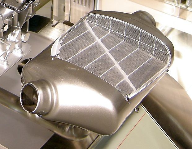 Při regeneraci DPF vznikají vysoké teploty, s jejichž odvodem může pomáhat ventilátor chlazení., zdroj: Hatsukari715, public domain.