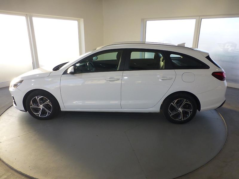 Hyundai i30 (2021) 1,6CRDI*ALU*AC**PARK.S**KAMERA - fotka 9 z 30