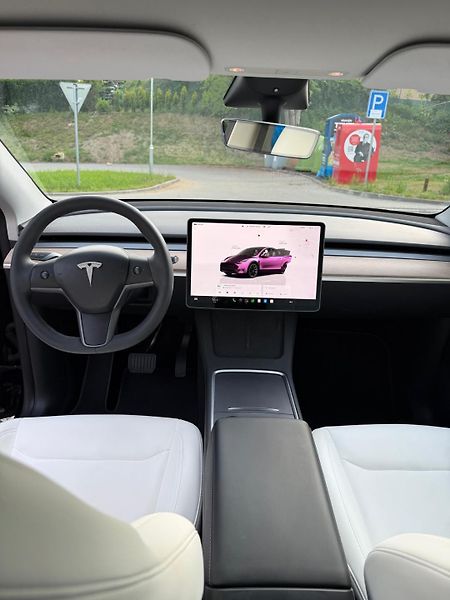 Tesla Model Y (2023) - fotka 7 z 23
