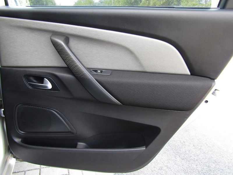 Citroën C4 Picasso (2015) 1.6 HDI 88kW PLNÁ VÝBAVA - fotka 26 z 40