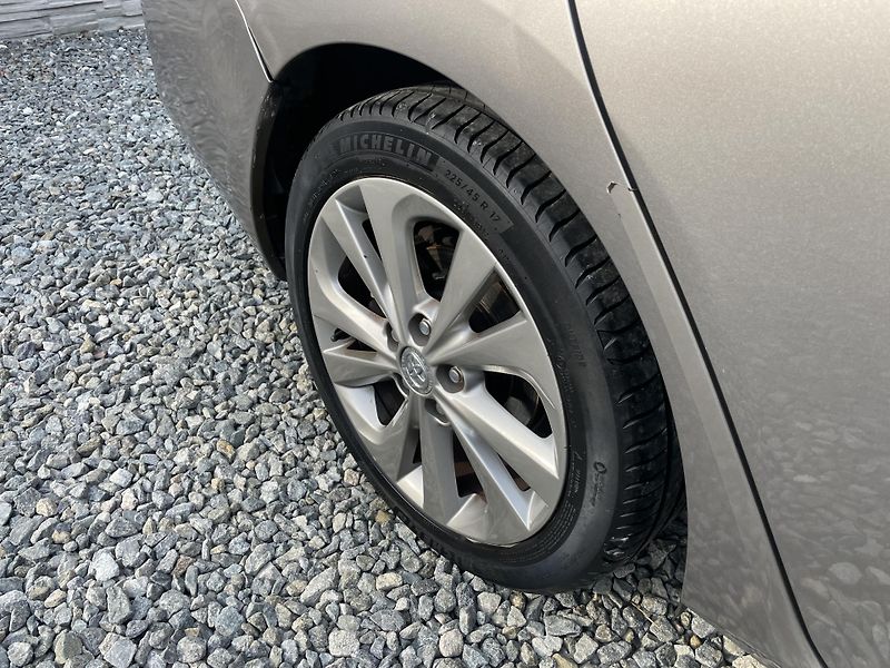 Toyota Auris 1.8i 16v HYBRID AUT NAVI CAM!! - fotka 43 z 166