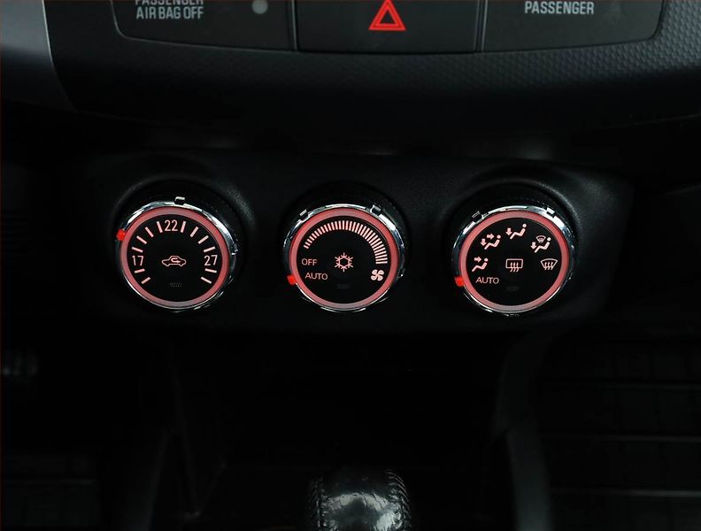 Mitsubishi Outlander (2012) 2.2 DI-D, 4X4, Automat - fotka 13 z 20