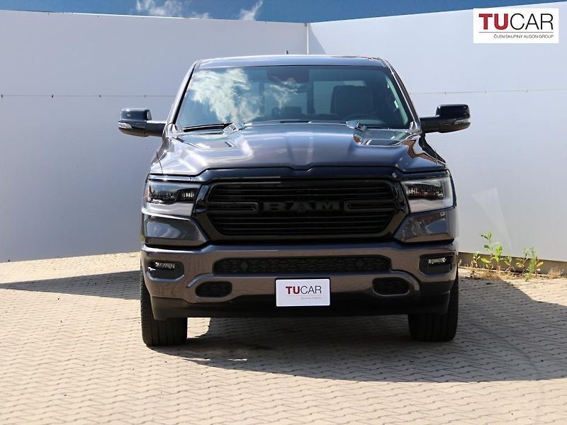 Dodge RAM (2024) 1500 Laramie Night Edition V8 - fotka 3 z 44