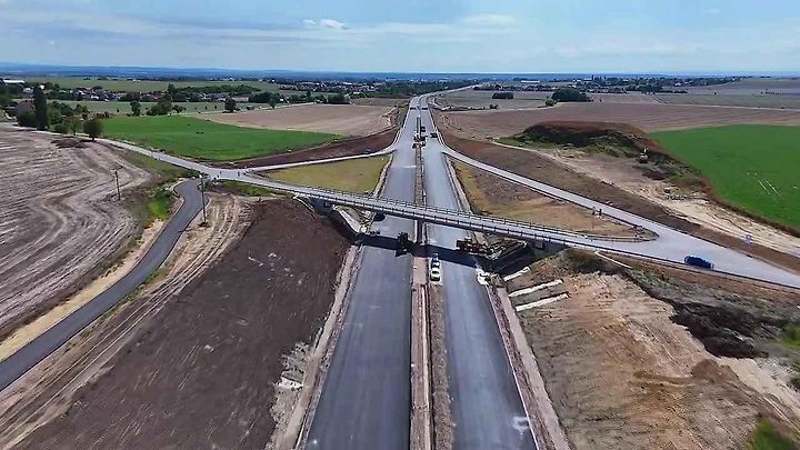 Průlet nad D35 Sadová - Plotiště, srpen 2026.