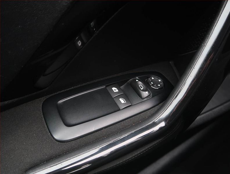 Peugeot 208 (2016) 1.6 BlueHDi, Tempomat - fotka 17 z 21