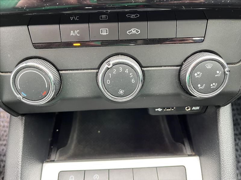 Škoda Octavia 1,6 TDi KLIMA TAŽNÉ SERVIS - fotka 18 z 34