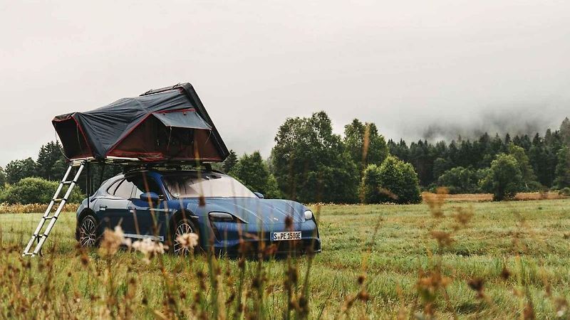 Majitelé vybraných modelů Porsche mohou kempovat v přírodě díky střešním stanům.