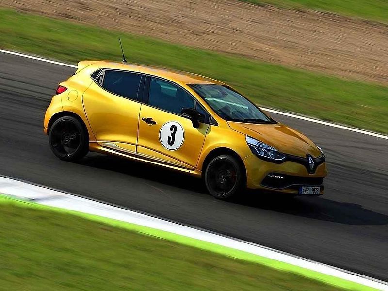 Rychlé Renaulty na Autodromu v Mostě.