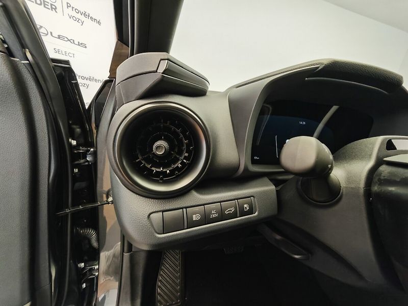 Toyota C-HR 2.0 PHEV GR SPORT - fotka 22 z 39