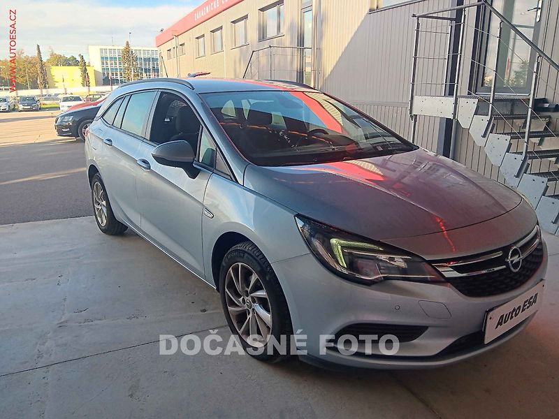 Opel Astra (2017) 1.4T, 1.maj,ČR - fotka 1 z 3