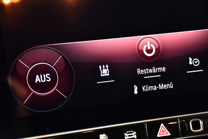 Mercedes-Benz Třídy C 300e AMG Pano HuD 360 Burm DIG - fotka 21 z 27