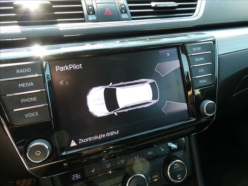 Škoda Superb 2,0 TDi 140kW DSG 4x4,STYLE,ČR - fotka 39 z 49