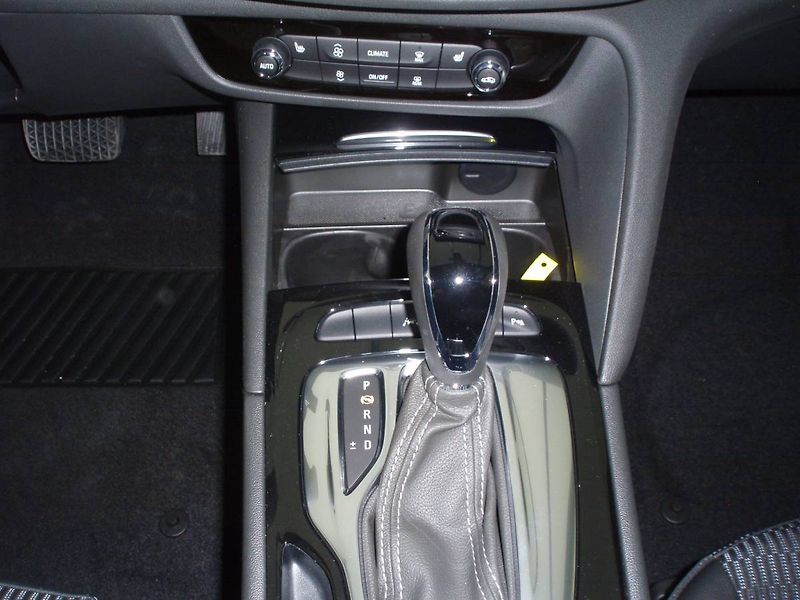 Opel Insignia Elegance Sports Tourer F 2.0 D - fotka 13 z 21