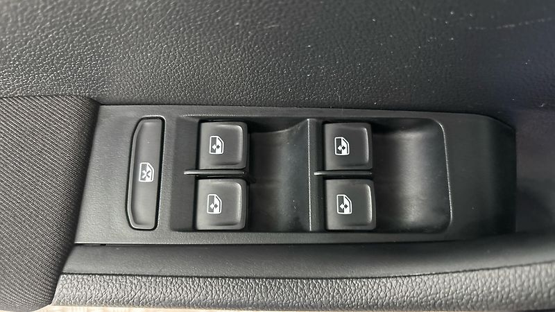 Škoda Fabia 1.0 TSI Black Combi - fotka 23 z 24