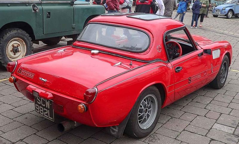 Britský roadster Triumph Spitfire dostal jméno podle legendární stíhačky Supermarine Spitfire z období II. světové války.