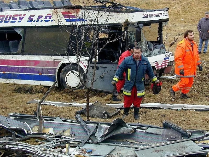 Patrový autobus Neoplan N122 sjel u Nažidel 8. března večer, kolem 20.20, ze sedmimetrového srázu, přetočil se přes střechu a zůstal ležet na levém boku. Zpátky na vozovku ho druhý den vytáhla těžká technika.