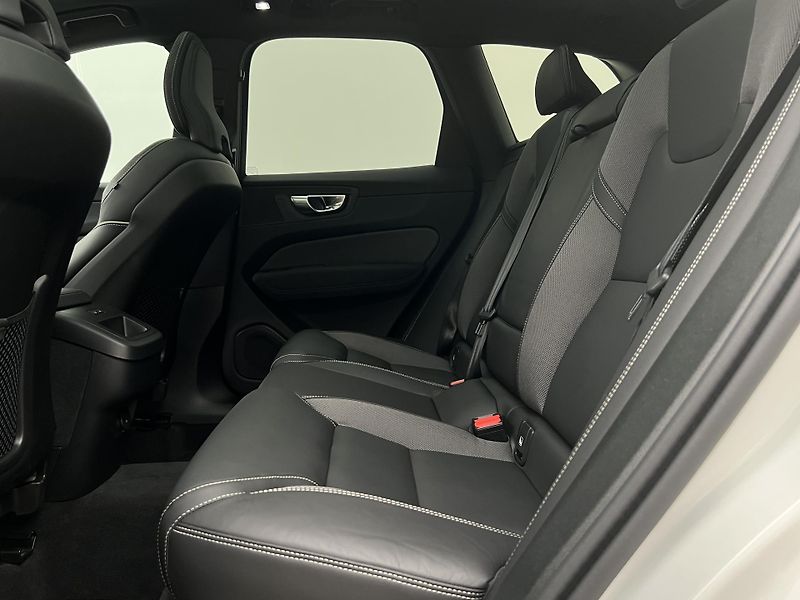 Volvo XC60 B5 AWD BLACK EDITION PLUS AUT  - fotka 6 z 46