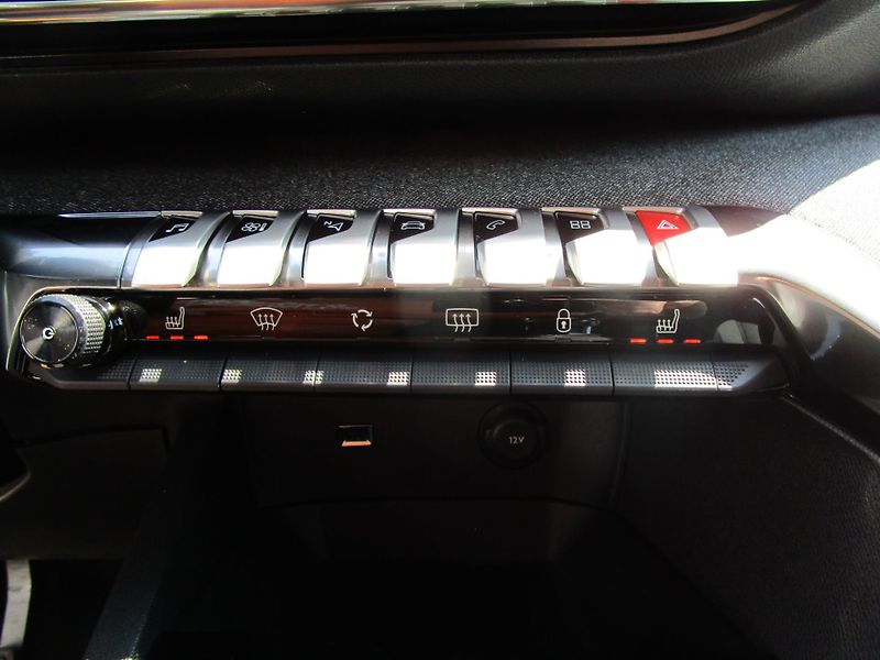 Peugeot 3008 1,2-96KW-1.MAJTIEL-NAJ-1.400KM - fotka 15 z 18