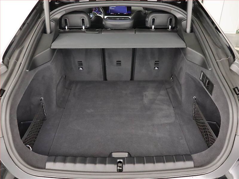 BMW i4 (2022) eDrive40, SoH 96% - fotka 14 z 24