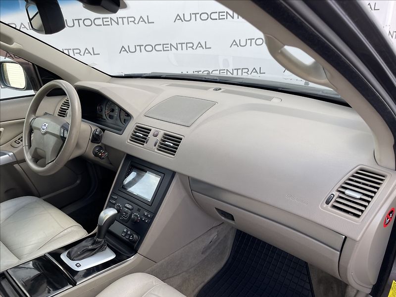 Volvo XC90 2,4 D,136kW,4x4,aut. - fotka 17 z 24