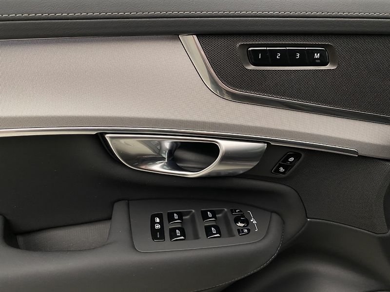Volvo XC90 T8 AWD RECHARGE CORE AUT CZ 7m - fotka 29 z 59