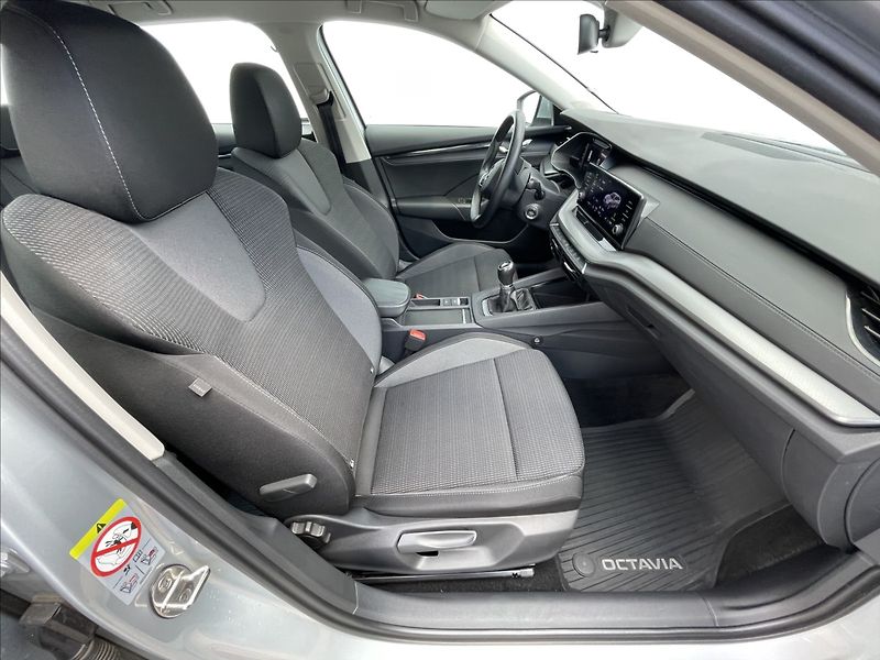 Škoda Octavia 2,0 TDI Combi Ambition Plus - fotka 18 z 23