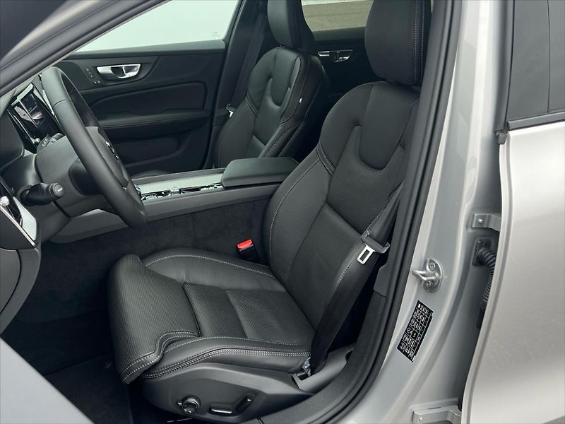 Volvo V60 2,0 145kW FWD PLUS DARK  B4 - fotka 11 z 26