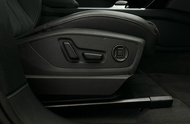 Audi Q8 e-tron 50 Q 360kam Pano Matrix BLIS - fotka 17 z 23