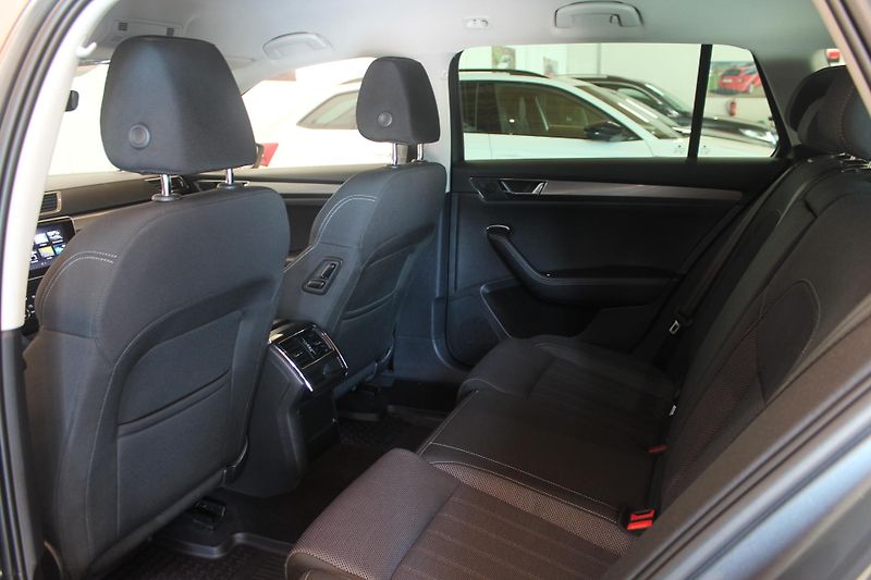 Škoda Superb (2023) 2.0TDI DSG Matrix Display - fotka 19 z 35