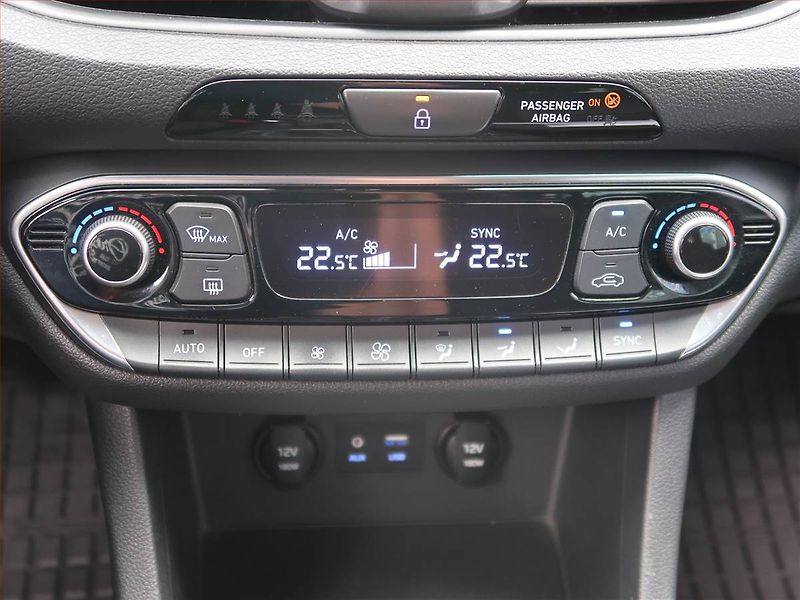 Hyundai i30 (2018) 1.4 CVVT, Serv.kniha, Tempomat - fotka 15 z 18