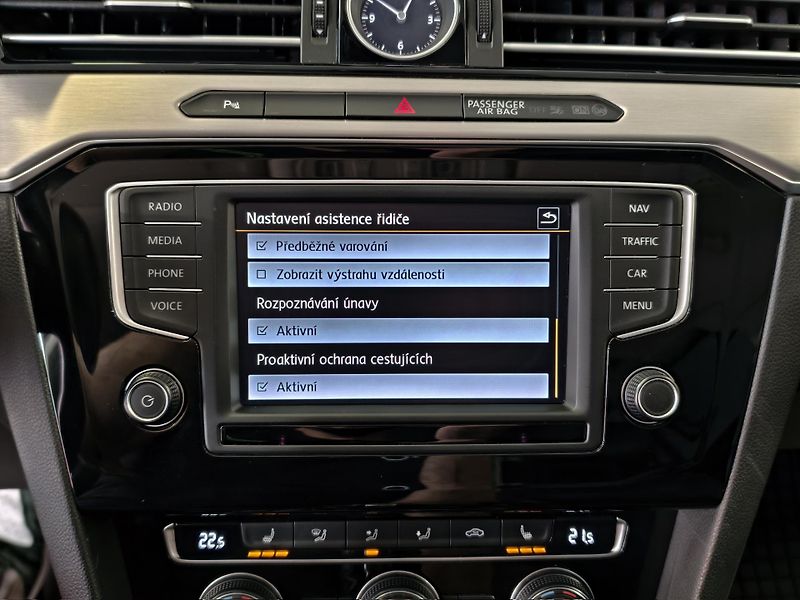 Volkswagen Passat 1.4 TSi 110kW DSG, HIGHLINE - fotka 17 z 22