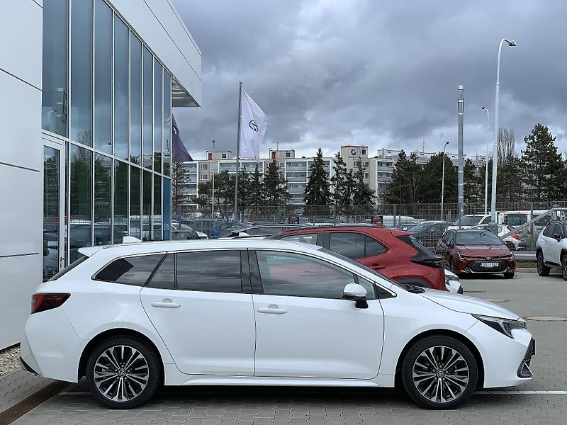 Toyota Corolla TS STYLE 1.8 HEV 103kW e-CVT - fotka 10 z 23
