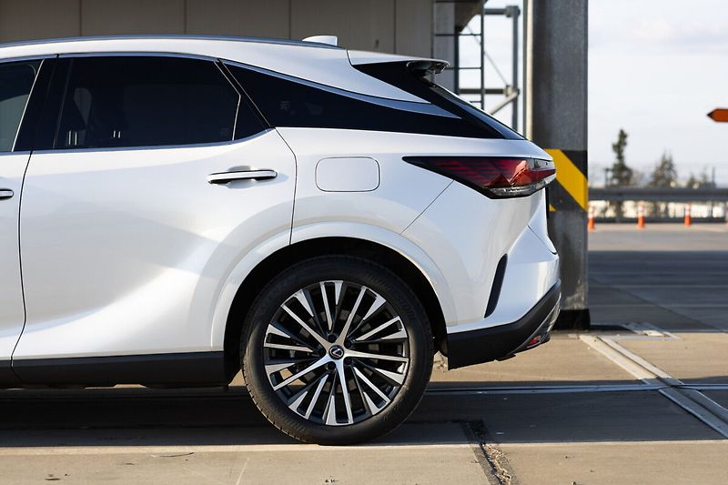 Lexus RX 450h plus 450H+ 2,5 PHEV EXECUTIVE PLUS - fotka 8 z 29