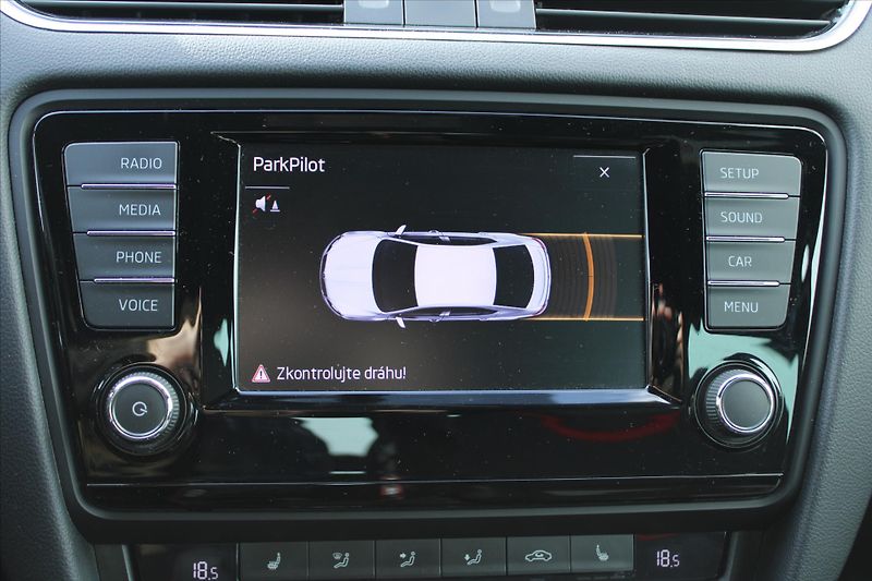 Škoda Octavia 2.0TSI 162kW RS BI-XENON ČR - fotka 17 z 26