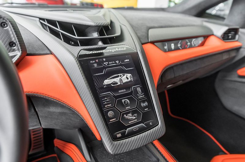 Lamborghini Revuelto - fotka 20 z 27