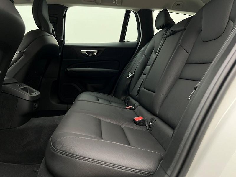 Volvo V60 (2026) B4 PLUS DARK AUT - fotka 5 z 44