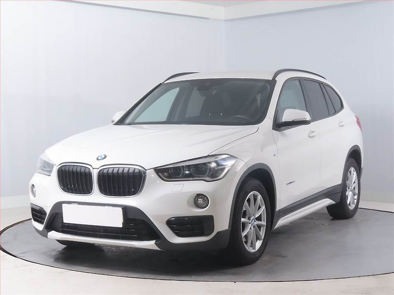BMW X1 (2016) sDrive18d, Automat, Bi-Xenony - fotka 2 z 20